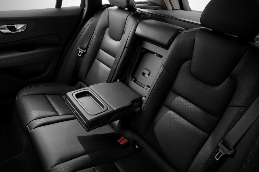 Интерьер Volvo V60 T6 Inscription 2018 года  (WW) (фото 11 из 53)